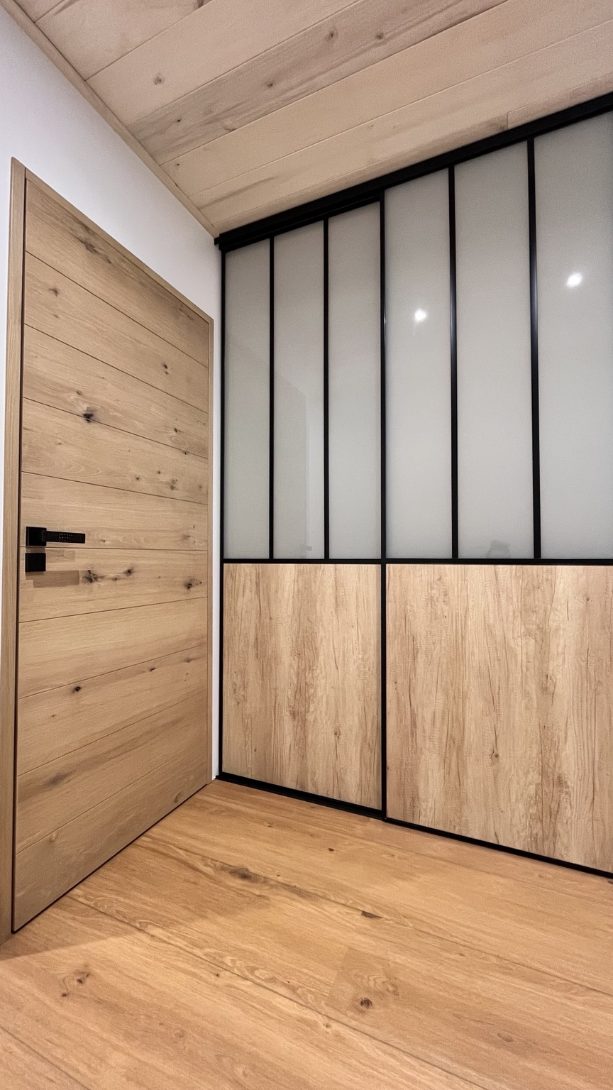 Ensemble portes et placards coulissants avec finitions bois