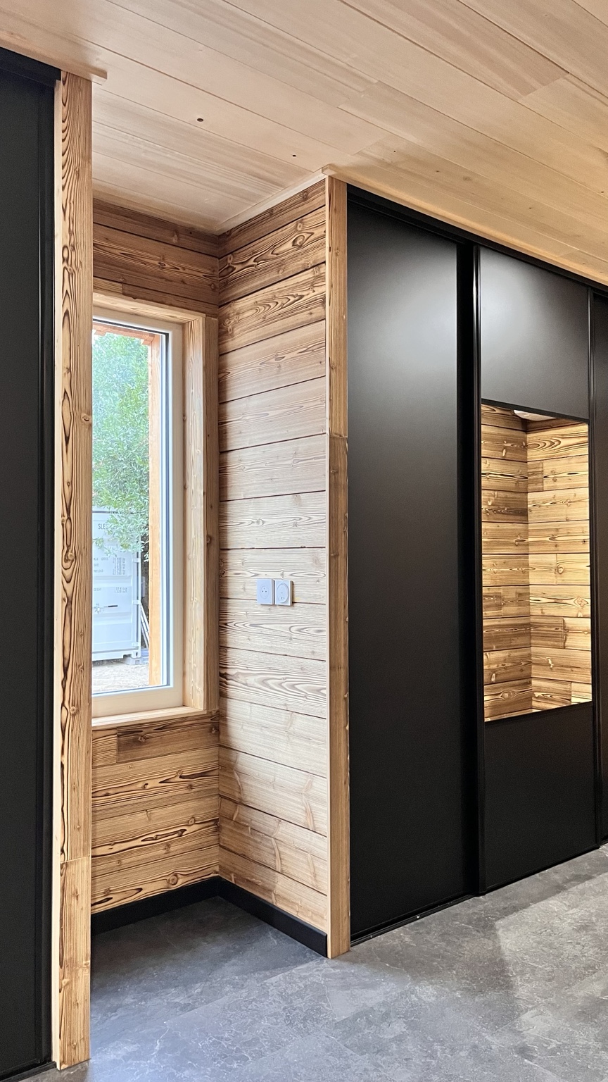 Finitions intérieures bois sur mesure : habillages, plafond et placards coulissants